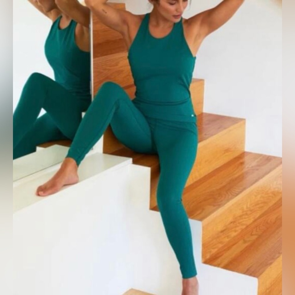 OuterKnown Activewear Racerback Tank Built in Shelf Bra Top Green Size Large